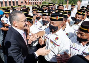 Hishammuddin Tun Hussein bersalaman dengan para veteran Angkatan Tentera Malaysia dalam satu majlis di Putrajaya baru-baru ini.