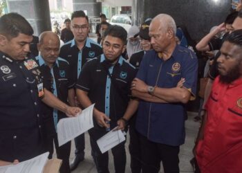 HISHAMUDDIN Hashim menyerahkan memorandum kepada Timbalan Pengarah (Pengubahan Wang Haram/Siasatan Perakaunan Forensik) Jabatan Siasatan Jenayah Komerisial, Datuk Muhammad Hasbullah Ali di Menara KPJ, Kuala Lumpur, hari ini.