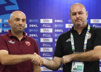 BERNARDO Tavares (kiri) bersalaman dengan Bojan Hodak dalam sidang akhbar menjelang final Piala AFC zon Asean di Kuala Lumpur semalam.