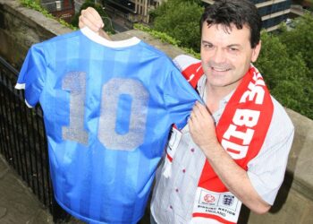 Steve Hodge bersama jersi yang dipakai Diego Maradona pada suku akhir Piala Dunia 1986. - IHSAN MEDIA SOSIAL