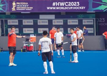 PASUKAN Malaysia menjalani latihan di Stadium Hoki Kalinga, Bhubaneswar, India semalam menjelang pertemuan menentang New Zealand pada perlawanan terakhir Kumpulan C, Piala Dunia 2023 hari ini. – UTUSAN/FARIZ RUSADIO