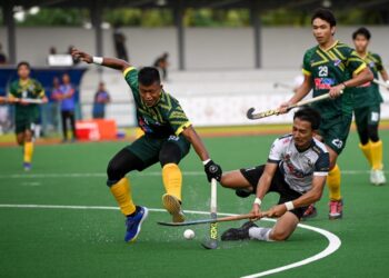 MUHAMMAD Sufi Ismat Mr Rohulmin (kanan) diasak pemain UiTM dalam aksi Liga Hoki Malaysia (MHL) di Stadium Hoki Majlis Bandaraya Kuala Terengganu (MBKT) di Kuala Terengganu, hari ini. - UTUSAN/PUQTRA HAIRRY ROSLI