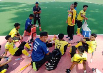 K. Rajan membimbing pemain PHNS Seniors pada perlawanan pertama Liga Hoki Remaja 2022 di Kompleks Sukan Tan Sri Mohd. Said, Seremban, Sabtu lalu. - UTUSAN/NAZARUDIN SHAHARI.