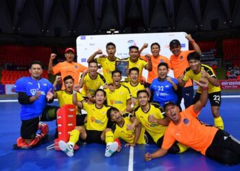BARISAN pemain dan kejurulatihan skuad negara meraikan kejayaan menjuarai Piala Hoki Dalam Dewan Asia 2022 di Bangkok, kelmarin. - AHF