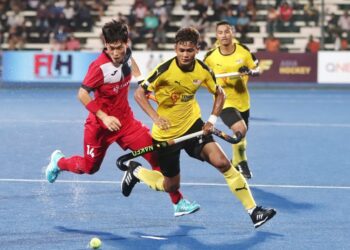 PEMAIN Malaysia, Azrai Aizad (depan) menghalang pemain Korea Selatan pada kejohanan hoki Piala Sultan Azlan Shah di Ipoh hari ini. - UTUSAN/MUHAMAD NAZREEN SYAH MUSTHAFA