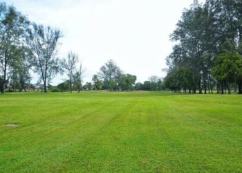 RUMPUT Bermuda yang menghijau menghampari lapangan lubang 18 KGCC membangkitkan semangat kepada pemain untuk beraksi di sini.