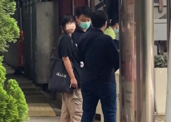 CHOW HANG TUNG ditahan polis diluar pejabatnya di Hong Kong. - AFP