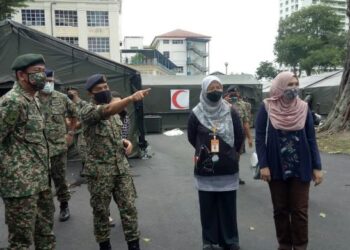 ARMAN Rumaizi Ahmad (kiri) mendengar taklimat mengenai operasi pembinaan Hospital Medan daripada Dr. Zamri Derahman (dua dari kiri) di perkarangan Hospital Pulau Pinang di Jalan Residensi, Pulau Pinang, hari ini.