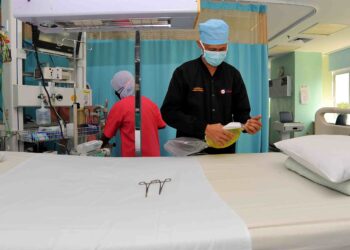 Sektor perkhidmatan kesihatan awam perlu dilihat sebagai satu mekanisme perlindungan sosial, yang perlu disokong penuh sama seperti sistem-sistem perlindungan sosial asas universal yang lain seperti perkhidmatan bomba dan keselamatan. - GAMBAR HIASAN