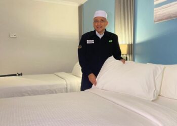 MOHAMAD Abas menunjukkan salah satu bilik yang bakal menjadi tempat penginapan jemaah hajim Malaysia di Hotel Movenpick di Madinah.