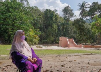 WARGA emas, Rohana Mahfuz, 76, merenung tapak rumahnya yang masih tidak berubah seperti selepas dilanda banjir Disember lalu di Kampung Sungai Lui, Hulu Langat, Selangor, semalam. Kisah Rohana tular di media sosial sebelum ini apabila rumahnya dihanyut air deras dan yang tinggal tangga batu sahaja. – UTUSAN/AMIR KHALID