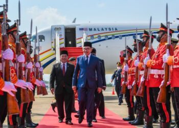 Anwar Ibrahim tiba di Lapangan Terbang Antarabangsa Phnom Penh untuk lawatan rasmi sehari ke Kemboja semalam. – Gambar Pejabat Perdana Menteri