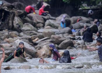 ORANG ramai melakukan aktiviti riadah di Taman Eko-Rimba Ulu Bendul, Kuala Pilah, Negeri Sembilan, baru-baru ini. Meskipun MKN membenarkan aktiviti beriadah, namun ia masih tidak dibenarkan di dalam hutan simpanan kekal. – UTUSAN/MOHD. SHAHJEHAN MAAMIN