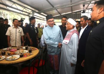 ANWAR Ibrahim beramah mesra dengan pelanggan di Warung Pak Salleh, Kampung Baru Sirusa, Port Dickson selepas beliau meluangkan masa makan tengah hari di gerai tersebut hari ini.