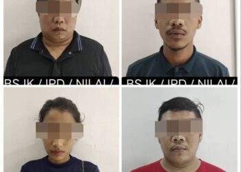 EMPAT individu yang ditahan dalam tiga serbuan di Pulau Pinang bagi membantu siasatan seorang juruteknik yang terpedaya dengan sindiket Macau Scam sehingga kerugian sebanyak RM470,000. - IHSAN POLIS