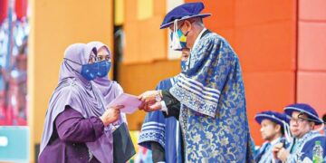 NOR FARIZA Ismail menerima skrol daripada Abi Musa Asaari Mohamed Nor sebagai mewakili arwah anaknya, Siti Amira Syuhada Alias dalam majlis konvokesyen UMP di UMP Kampus Gambang di Kuantan, Pahang.