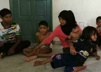 FARAH Asyikin Ukas bersama lima daripada enam orang anaknya di rumah sewa mereka di 
Bandar Baru Bukit Mentok, Kemaman, hari ini. - UTUSAN/NIK NUR IZZATUL HAZWANI NIK ADNAN