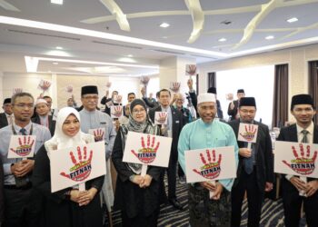 IDRIS Ahmad (tengah) melancarkan Kempen Hentikan Fitnah di Media Sosial di Bangunan Pusat Islam, Putrajaya - UTUSAN/ FAIZ ALIF AHMAD ZUBIR