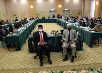 IDRIS Ahmad mempengerusikan Sidang Meja Bulat bagi memperkasa golongan lelaki sebagai pelindung dan ketua keluarga di Masjid Tuanku Mizan Zainal Abidin, Putrajaya.