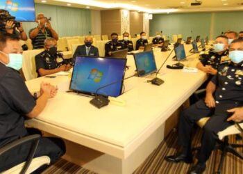ABDUL Hamid Bador (duduk, kiri) ketika mengadakan lawatan rasmi ke IPK Johor di Johor Bahru, Johor hari ini. - FOTO/BAAZLAN IBRAHIM