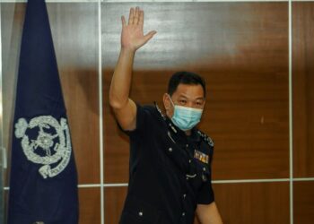 Abdul Hamid Bador melambai kepada para pemberita selepas  sidang akhbar terakhirnya sebagai Ketua Polis Negara di ibu negara, baru-baru ini. –Utusan/FARIZ RUSADIO