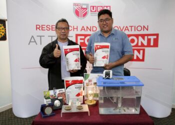 Salleh (kiri) bersama CEO Aquazfeed (M), Zul Aiman Hakiem memperkenalkan Tropicarp.