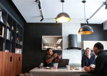 JAZMI Abd. Karim (kiri) dan Rushaizal Rasli (kanan) ketika ditemubual wartawan Utusan Malaysia di pejabat mereka di Seksyen 31, Shah Alam, Selangor, baru-baru ini.