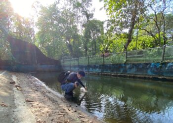 Wakil  Waterco mengambil sampel air bagi tujuan kajian penyediaan air lebih berkualiti.