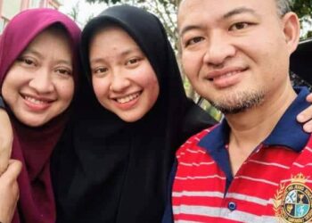 Nur Yasmin Maisarah Ahmad Mahyuddin (tengah) bercita-cita menjadi doktor pakar disegani seperti kedua dua ibu bapanya.