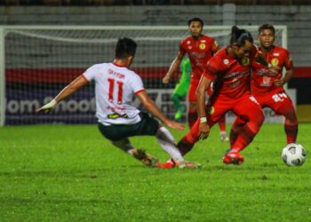 MOHAMAD Zaquan Adha Abd. Razak (kanan) diasak pemain Kelantan United, Mohamad Qayyum Marjoni Sabil dalam aksi Liga Perdana di Stadium Tuanku Abdul Rahman, Paroi, Seremban 
 hari ini. -UTUSAN/MUHAMMAD IZZAT TERMIZIE