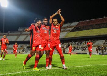 MOHD.  Zaquan Adha Abd. Radzak meraikan jaringannya bersama rakan sepasukan ketika membantu Negeri Sembilan menewaskan Kelantan FC dalam aksi Liga Perdana malam ini. - UTUSAN/MUHAMMAD IZZAT TERMIZIE.