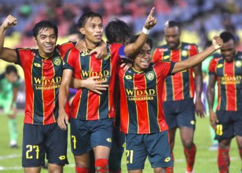 KAPTEN Kedah, Baddrol Bakhtiar (dua dari kiri) meraikan jaringannya ketika menentang Melaka United dalam aksi Liga Super di Stadium Hang Jebat, Paya Rumput malam ini. - UTUSAN/RASUL AZLI SAMAD
