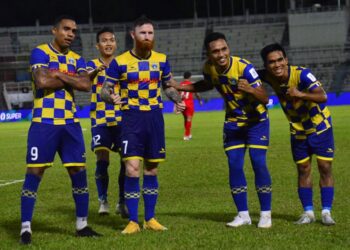 LEE Tuck meraikan jaringannya bersama rakan sepasukan ketika membantu Sri Pahang membelasah UiTM FC dalam aksi Liga Super  di Stadium Darul Makmur, Kuantan malam ini. - UTUSAN/SHAIKH AHMAD RAZIF