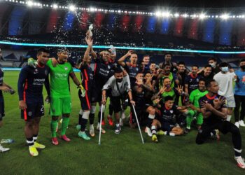 PEMAIN JDT meraikan kejayaan muncul juara Liga Super kali kelapan berturut-turut selepas menewaskan Sri Pahang di Stadium Sultan Ibrahim, Iskandar Puteri hari ini. - UTUSAN/RAJA JAAFAR ALI
