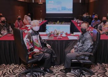 ISMAIL Sabri Yaakob dan Hasni Mohammad ketika menghadiri sesi taklimat Pembangunan Negeri dalam lawatan kerja ke Johor di Hotel Thistle di Johor.