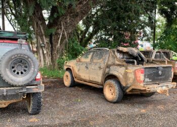 KENDERAAN pacuan empat roda yang disita dari kumpulan individu yang ditahan kerana menceroboh Hutan Simpan Amanjaya di Hulu Perak hari ini. - UTUSAN/IHSAN JABATAN PERHUTANAN PERAK
