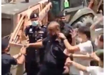 ANTARA tangkap layar video tular menunjukkan anggota polis diserang dalam kejadian di Sungai Besi, Kuala Lumpur hari ini.