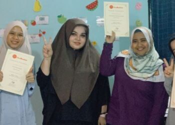 Ariysha (tengah) bersama pelajar dewasa gembira menerima sijil sebaik sahaja tamat mengikuti kelas bahasa Mandarin.