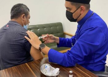 MUHAMMAD Akmal Salleh memberikan rawatan sebelum bergerak ke PPC.