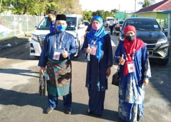 DIRA (tengah) berbaju kurung biru tiba di PPC DUN Rim di Dewan MPJ Lipat Kajang, Melaka. - UTUSAN/ZULKIFLI MANZOR