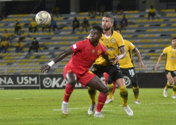 PEMAIN Selangor FC, George Tetteh Attram (depan) diasak pemain Perak FC, Jad Noureddine Ahmad dalam perlawanan Piala Malaysia di Stadium Perak, Ipoh hari ini. UTUSAN/ZULFACHRI ZULKIFLI