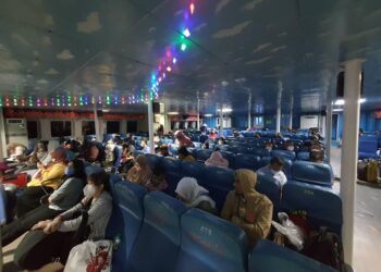 KiRA-KIRA 312 penumpang feri dari Kuah, Langkawi ke Kuala Perlis terkandas kira-kira dua jam selepas kipas feri berkenaan tersangkut tali pukat nelayan di perairan Kuala Perlis sebentar tadi.- UTUSAN