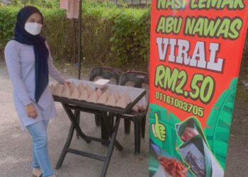 SHEERA Armimi Kasuadinata menunjukkan Nasi Lemak Abu Nawas Viral yang kini laris dijual di sekitar Kota Bharu. – UTUSAN/ROSALWANI CHE SOH
