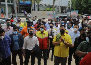 GABUNGAN Majlis Belia Malaysia menyerahkan memorandum kepada pegawai KBS atas bantahan pelaksanaan penurunan had umur belia kepada 30 tahun di hadapan Menara KBS, Putrajaya. - UTUSAN/FAISOL MUSTAFA