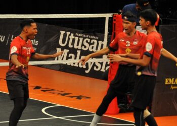 TRIO Johor Tigris meraikan kemenangan ke atas  Melaka Titans pada separuh akhir Piala Juara-Juara  STL di Iskandar Malaysia  Studios, Iskandar Puteri malam ini.  - UTUSAN/RAJA JAAFAR ALI