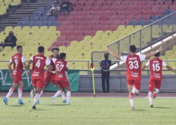 PEMAIN Sabah FC, Park Tae Su (tiga dari kiri) meraikan jaringannya  bersama rakan sepasukannya ketika menentang Melaka United dalam aksi Liga Super di Stadium Hang Jebat, Paya Rumput, Melaka. -  UTUSAN/ RASUL AZLI SAMAD