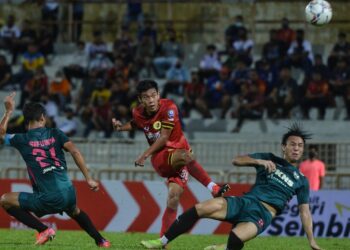 PEMAIN Negeri Sembilan, Mohamad Izzudin Mohd. Roslan melakukan percubaan ke gawang Selangor dalam aksi Liga Super di Stadium Tuanku Abdul Rahman, Paroi malam ini. - UTUSAN/MOHD. SHAHJEHAN MAAMIN