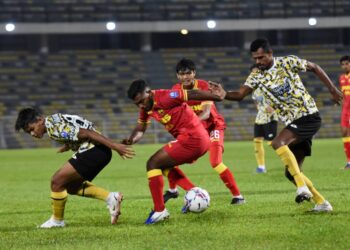 PEMAIN Selangor FC 2,  S. Sharvin (tengah) diasak pemain Perak FC dalam perlawanan Liga Perdana di Stadium Perak, Ipoh hari ini. - UTUSAN/ZULFACHRI ZULKIFLI
