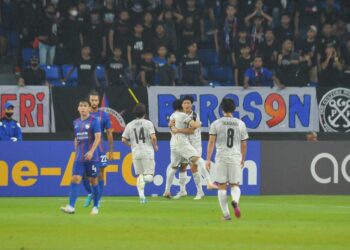 PENYERANG Kawasaki Frontale, Yu Kobayashi diraikan rakan-rakan sepasukan dalam aksi Liga Juara-Juara Asia  menentang JDT di Stadium Sultan, Ibrahim Iskandar Puteri. - UTUSAN/RAJA JAAFAR ALI