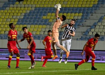 PENJAGA gol Selangor II, Sikh Izhan Nazrel Sikh Azman menangkap bola semasa menentang Terengganu FC II dalam aksi Liga Perdana di Stadium Sultan Mizan Zainal Abidin malam ini. - UTUSAN/PUQTRA HAIRRY ROSLI
